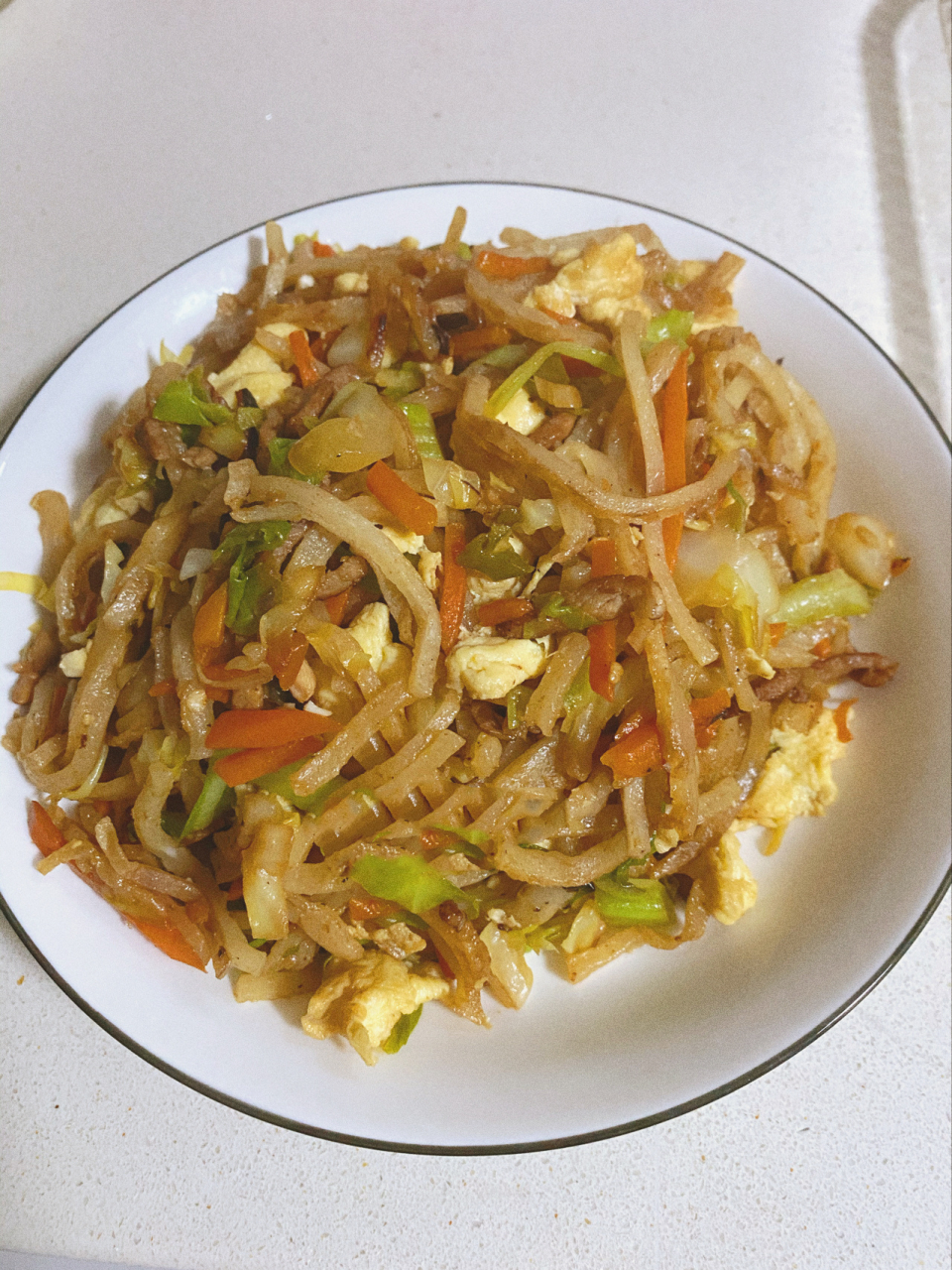 鸡蛋肉丝焖饼自用食谱 97葱,蒜,辣椒切碎,胡萝卜,大头菜切丝备用,一