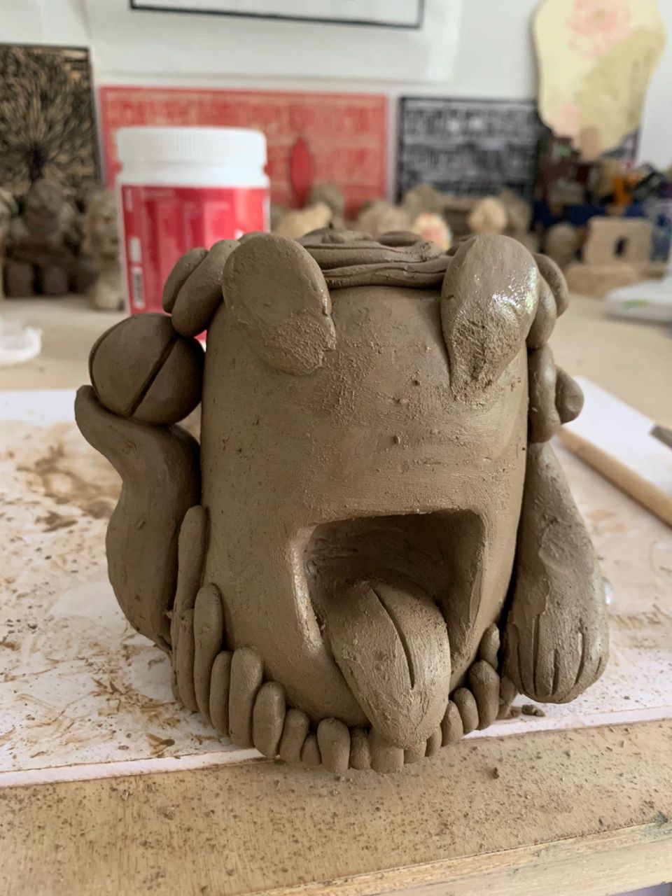 泥塑小怪兽|简单易上手的陶艺(步骤图) 小怪兽加一个帽子就变成了新