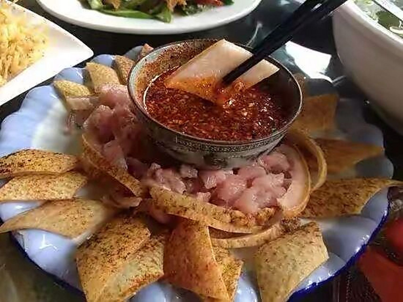 "血腥美食"大理白族生皮 白族生皮是大理一带的白族人民传统的待客