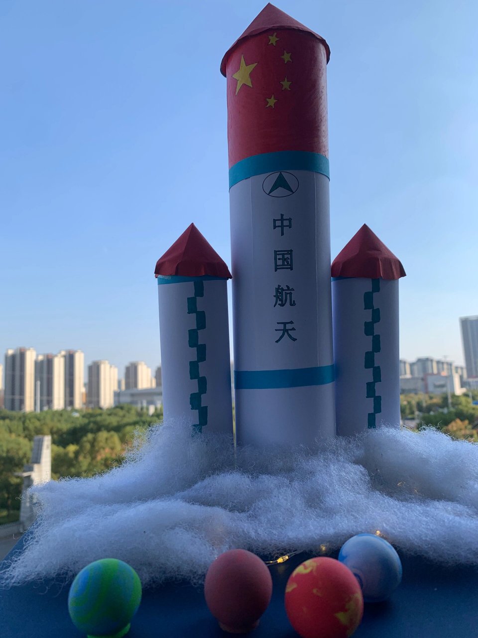 有手就能做的航天主题手工作品 制作步骤: 1,先用黏土捏出几颗星球,就