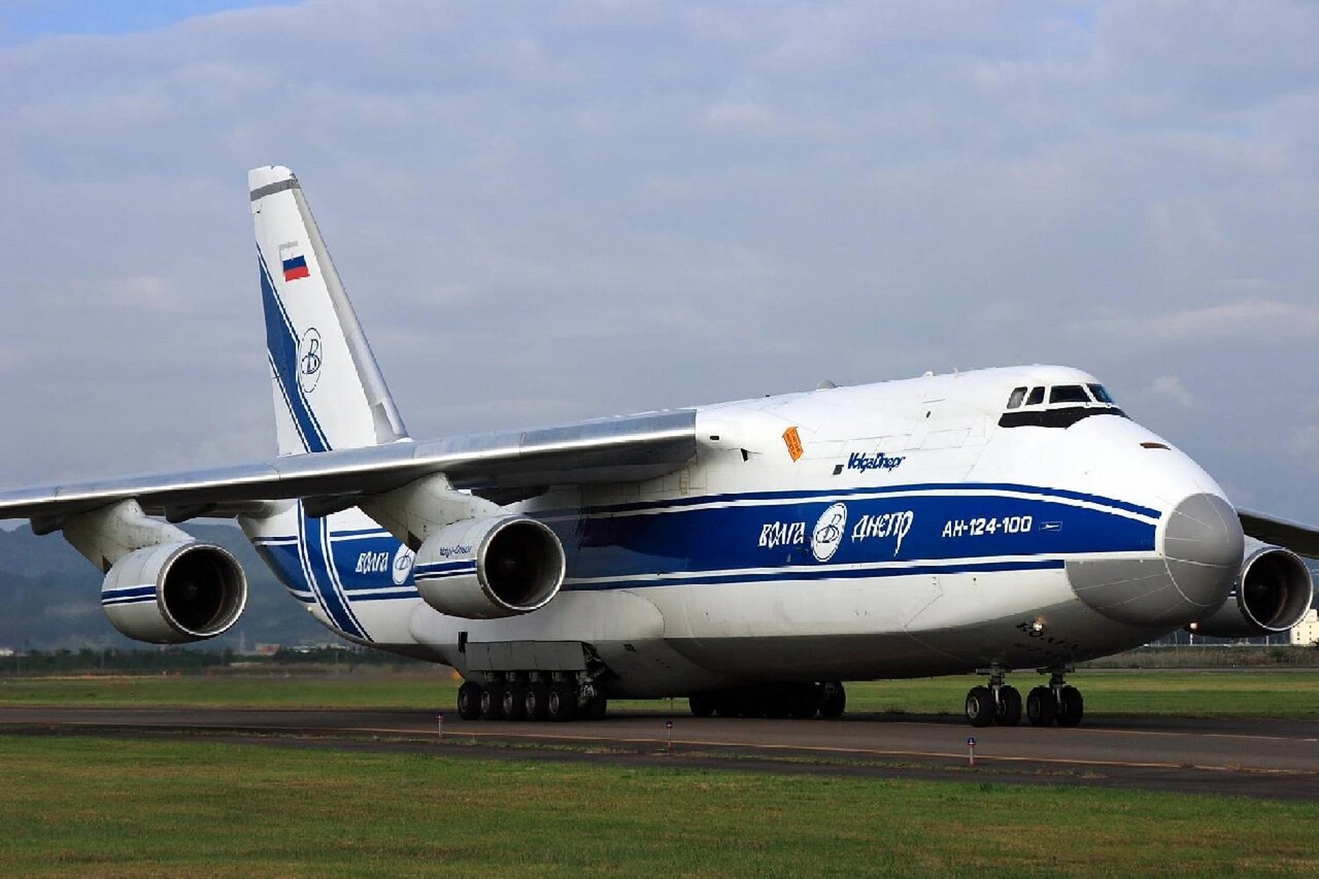 世界战略运输机排行榜 第一名:俄罗斯的安225"梦幻"战略运输机,载重