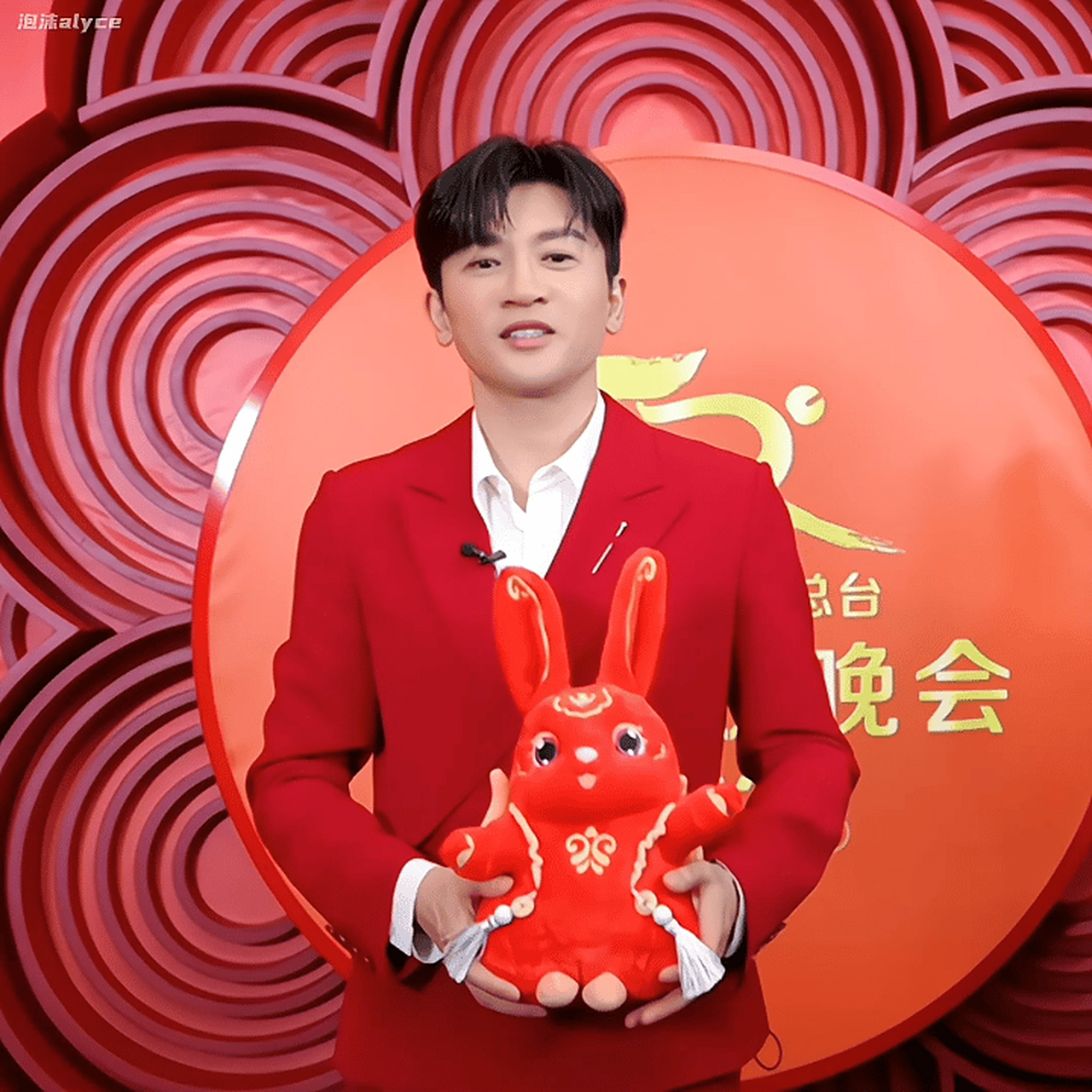 苏有朋首次个人身份上春晚 苏有朋现身2023年央视春晚彩排现场,表示这