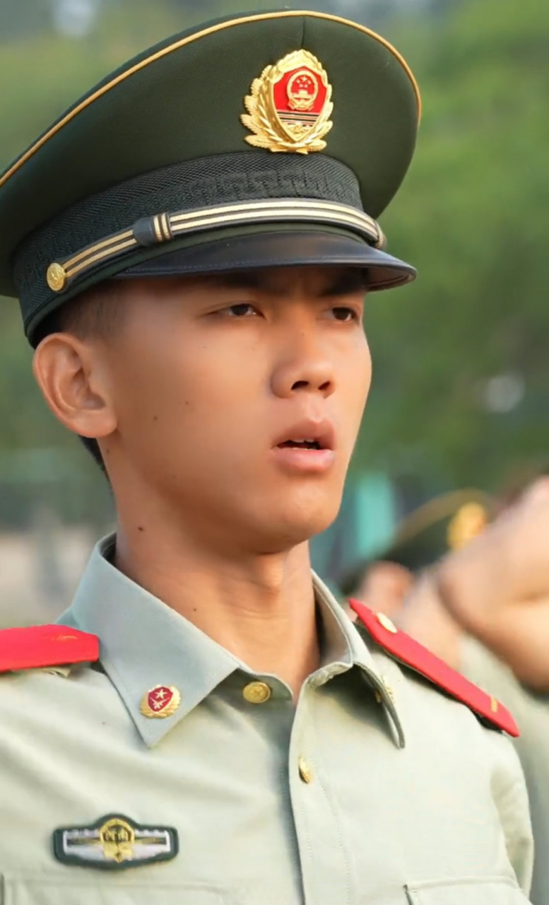 河南武警新兵授衔,常服帽徽开始使用新式帽徽.
