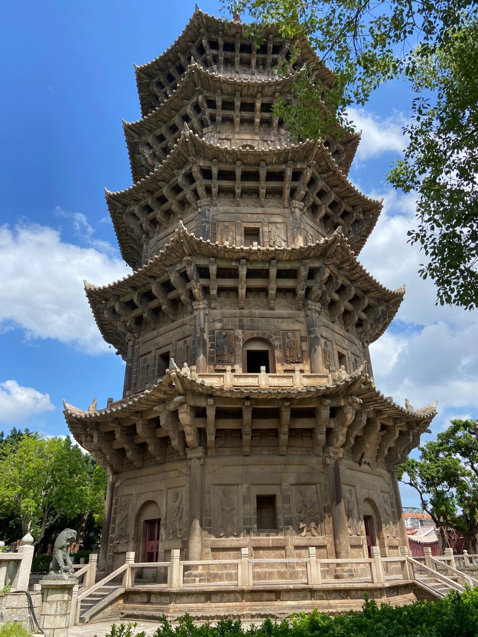 石塔之王-泉州古城双子塔 东面是"镇国塔",始建于唐咸通六年(865年),5