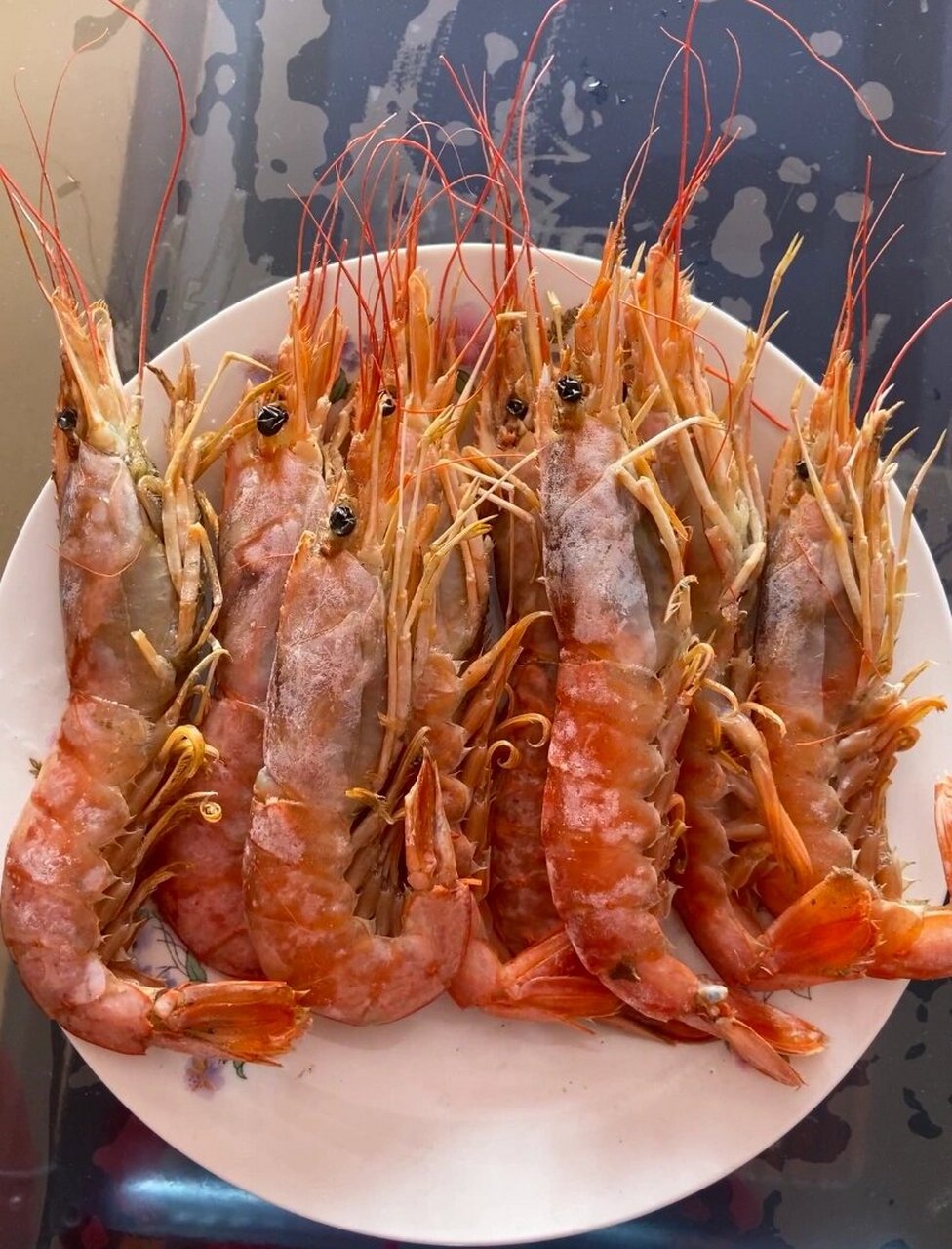 解冻阿根廷红虾,泡适量粉丝. 2.