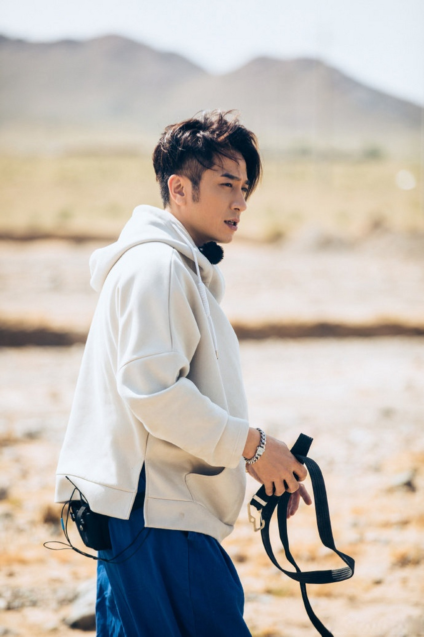 吴卓羲在沙漠独自一个人掉队# 在第二期节目里,车队将面临穿越沙漠的