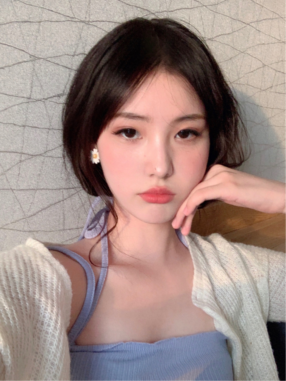 呜呜呜人家的皮肤是天生奶油肌啦～ 睫毛也是天生那么长的啦～～ 腮红