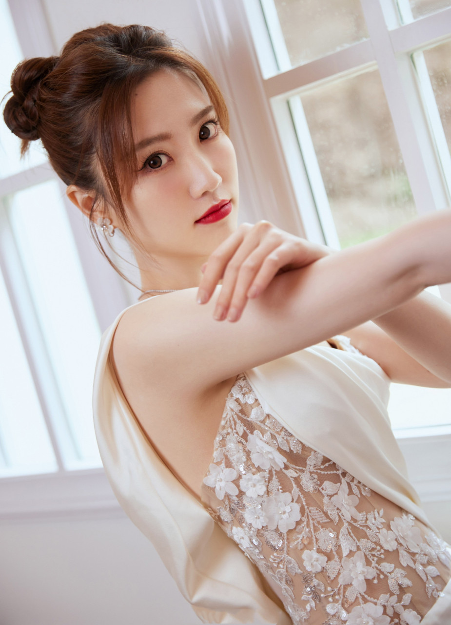 张纯烨蕾丝长裙甜美写真图集