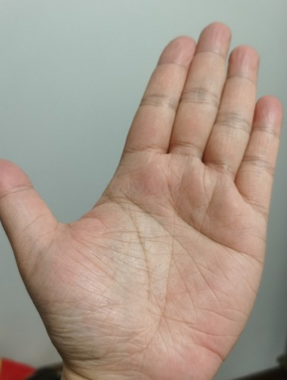 从手掌纹中看,金星丘横纹多干扰生命线,自身身体健康方面需多注意,不