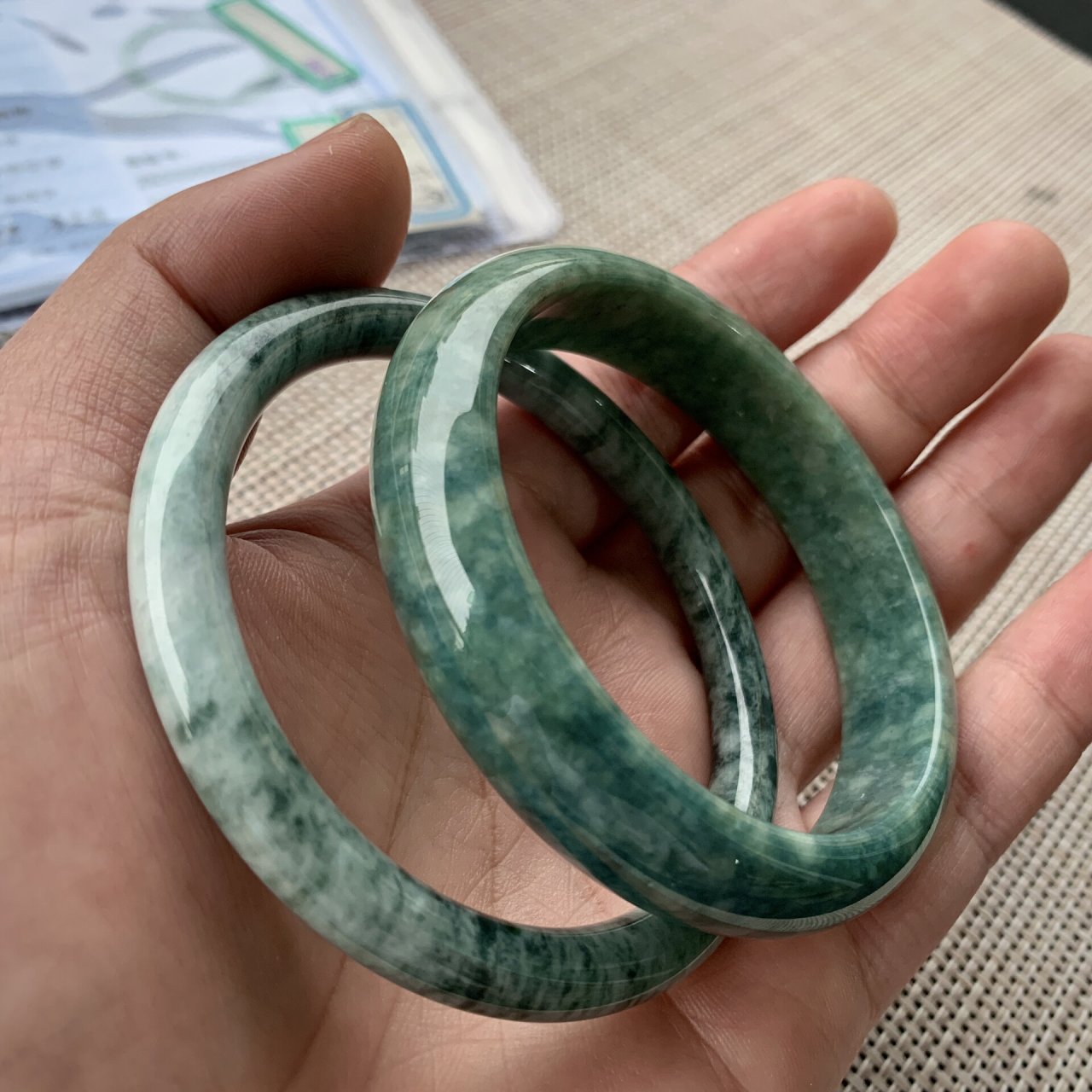 瓷实感 我们常说的"大理石手镯"指的就是瓷底翡翠手镯 	 玉化不好