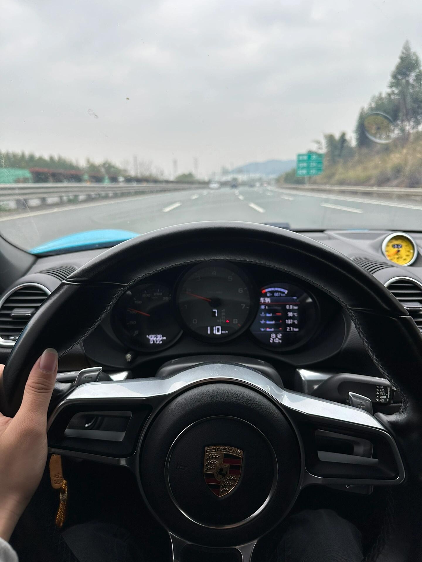 驾驶一台保时捷718boxster s从广州去重庆