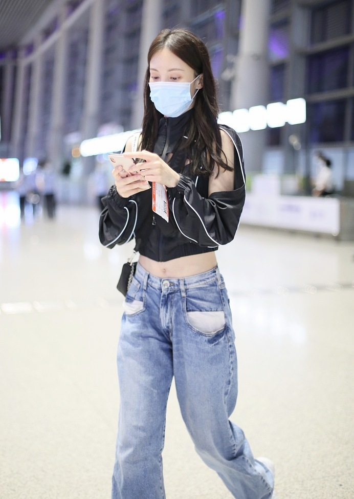 【金晨现身机场秀香肩蛮腰身材好到爆】5月28日,@金晨 现身长沙机场.