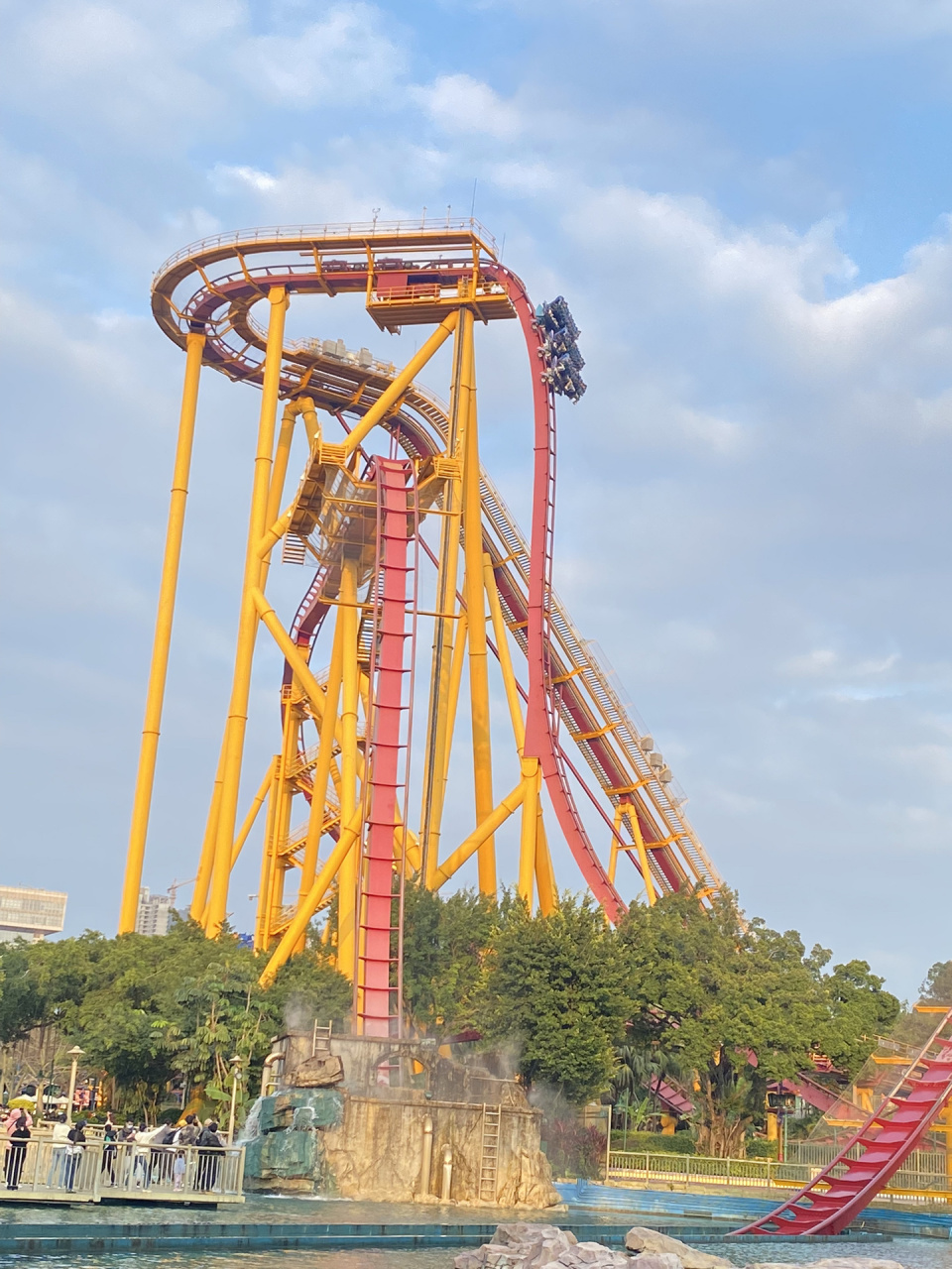 广州长隆欢乐世界垂直过山车90 这辈子都不想再玩第二次了,真的太