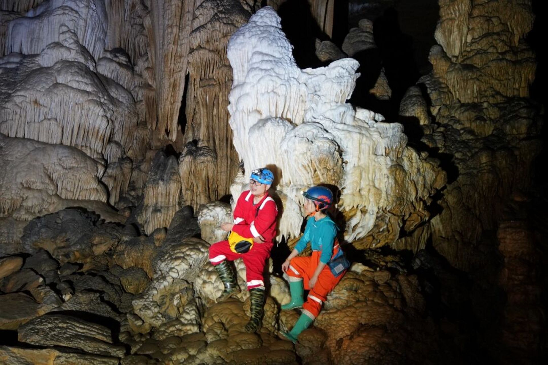 水西洞洞穴探险   水西洞是旱洞.在黔西市.洞里面很深.