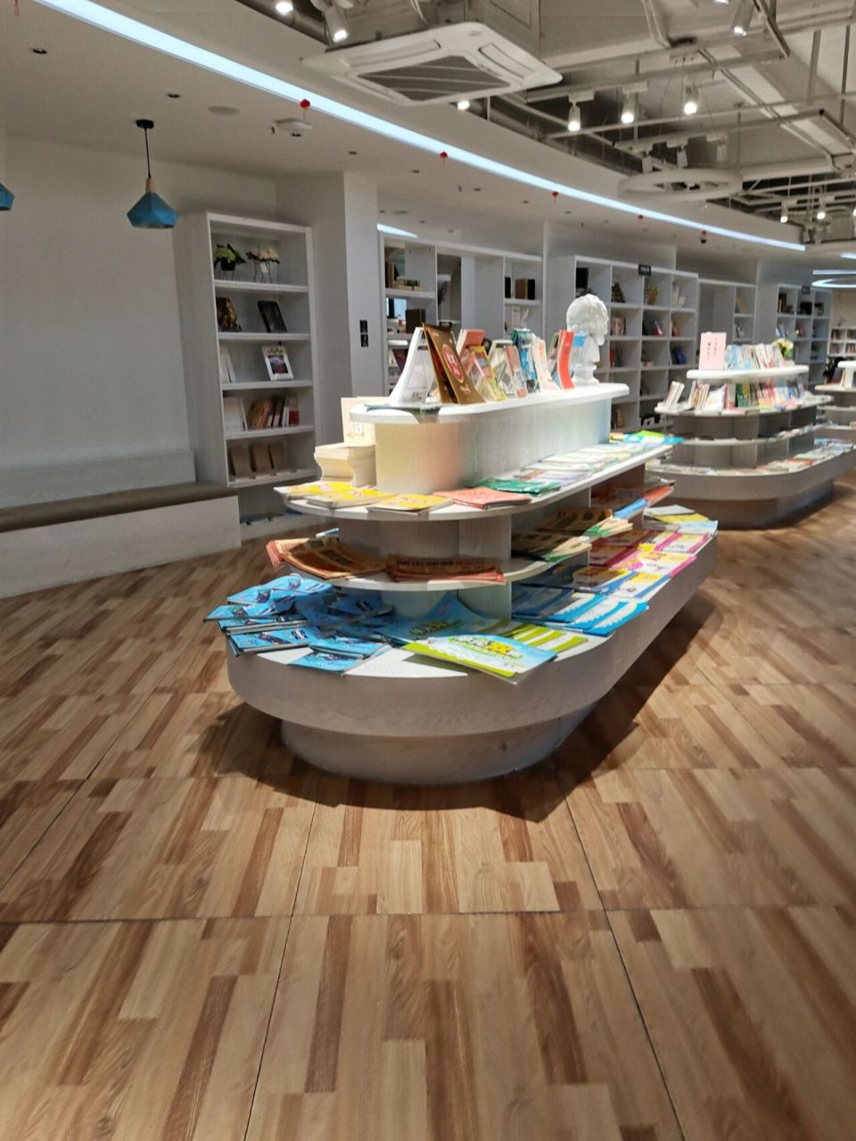 这个悦书房比我想象的大好多书虽不多,但是没有特