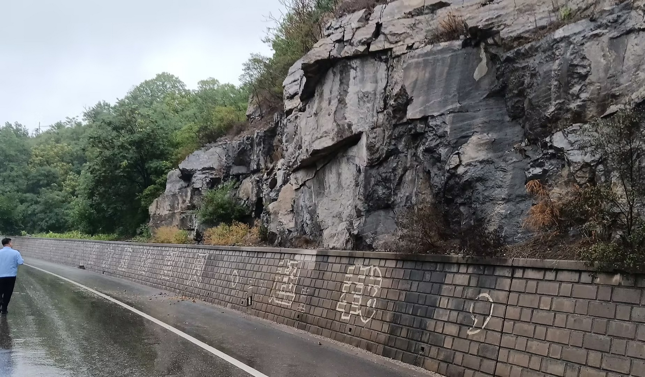 承德交警# 直属四大队加大雨天临水临崖路段巡查力度,对落石路段及时