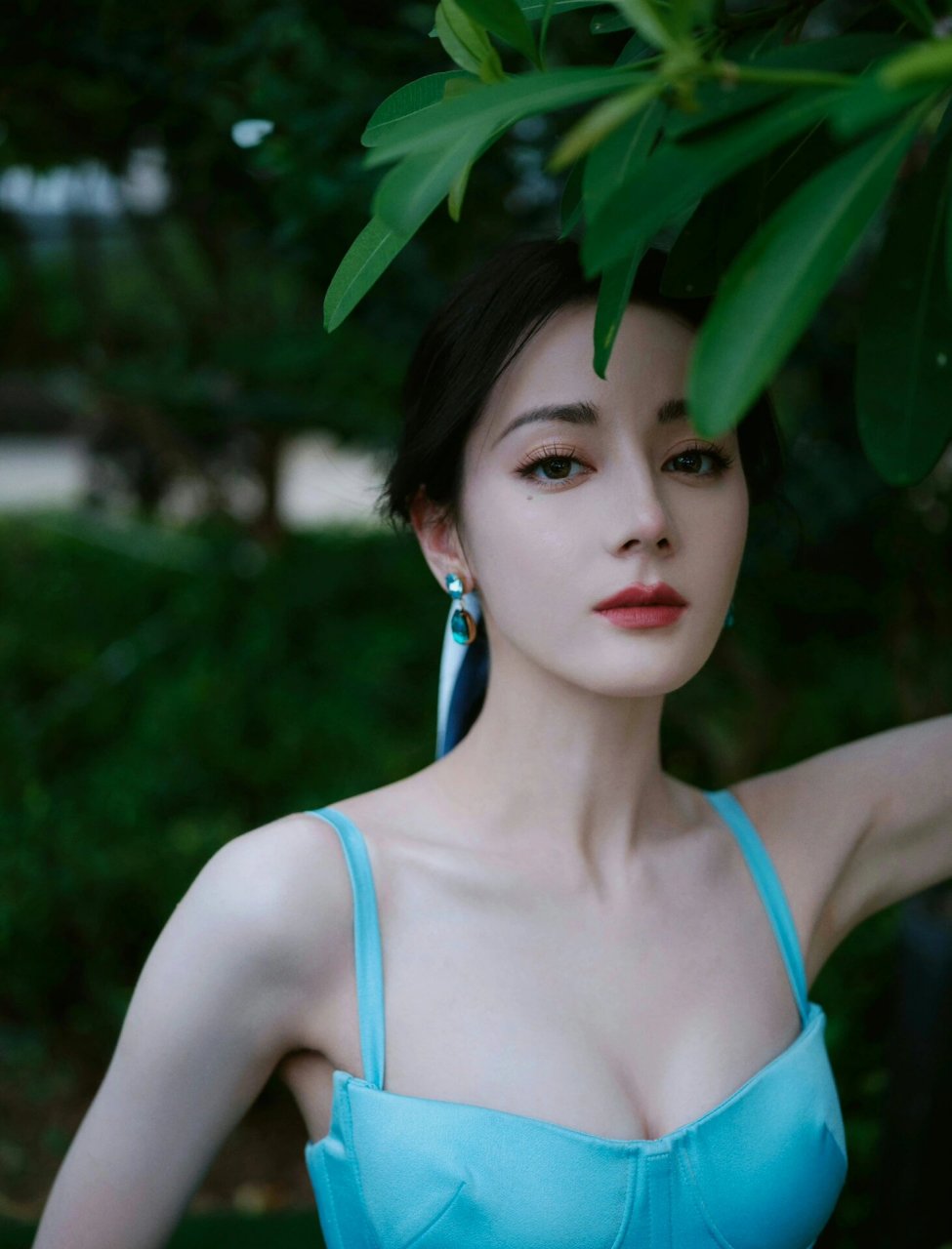 迪丽热巴97 1664活动造型图979198 身着蓝色缎面连衣裙,系上