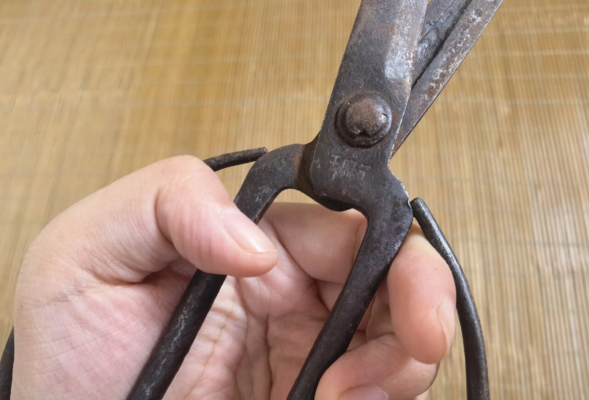老物件·王麻子剪刀 小时候这把剪刀在记忆中功能非常大,妈妈用它裁剪