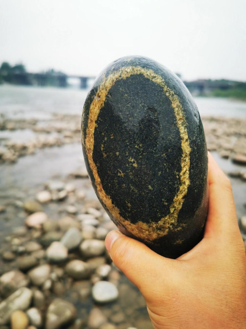 放下红尘的石头 作者:六公里  佛曰:赐你三生三世,不如取走一条大河