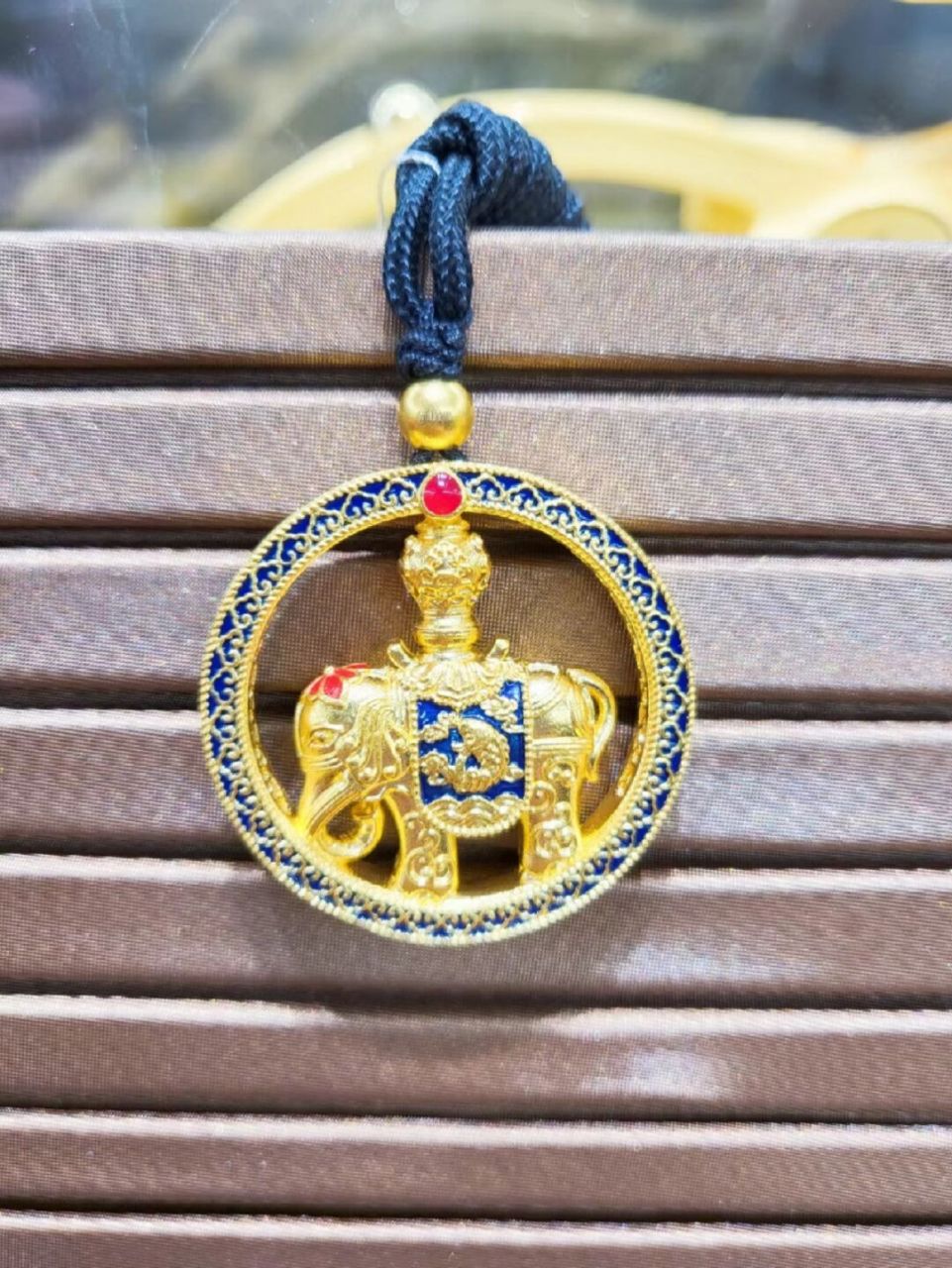 大象吊坠的寓意有寓意吉祥,寓意吸财招财,负重远行等.