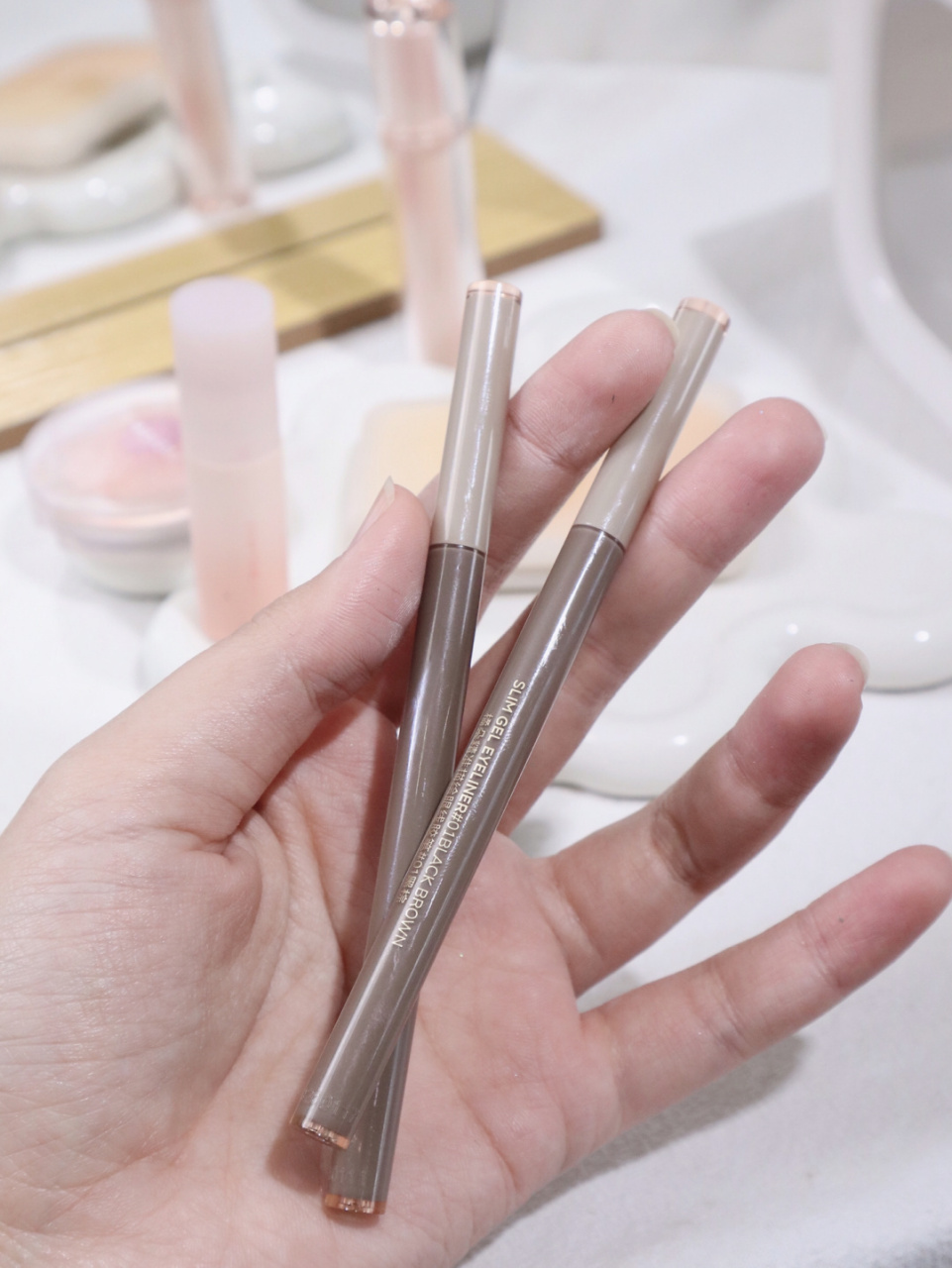 作为消耗品的眼线笔来说,用了无数个牌子,用的最多的还是橘朵的眼线笔