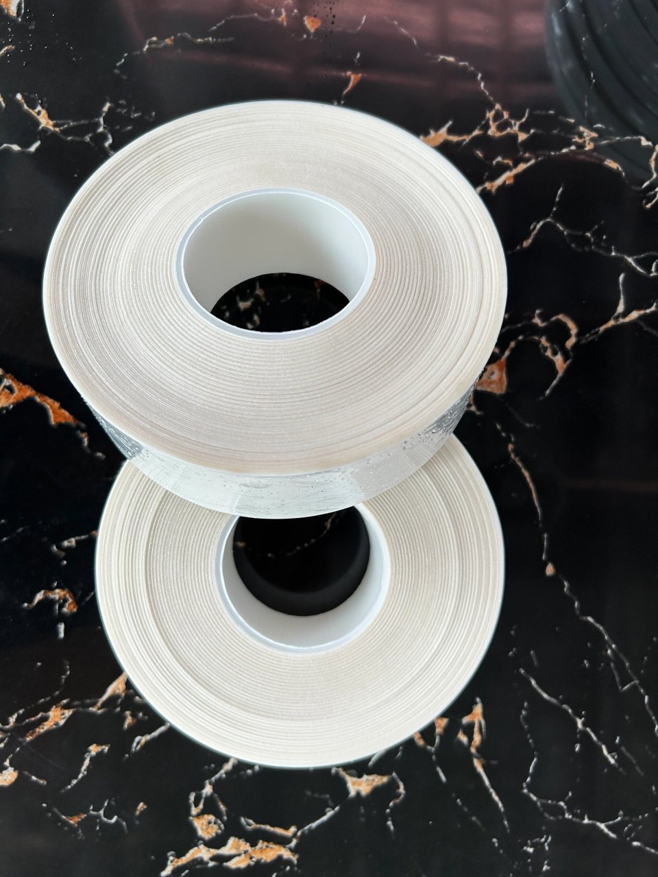 我们都知道热熔胶膜双面胶有多种用途,今天展示的是应用于无缝服装的 