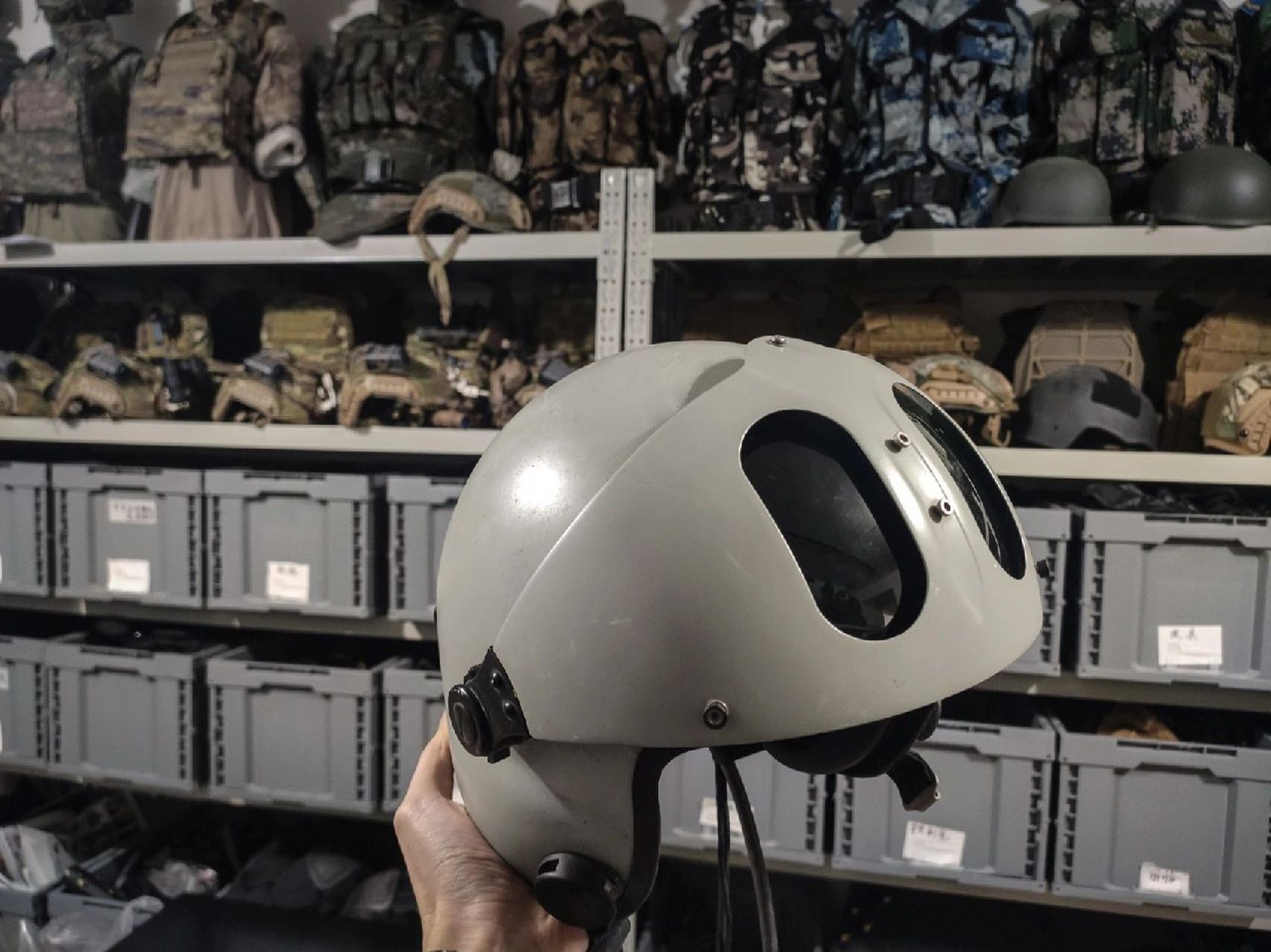 歼20飞行员同款头盔鉴赏 年轻人的第一顶歼20飞行员同款头盔到了,离喜