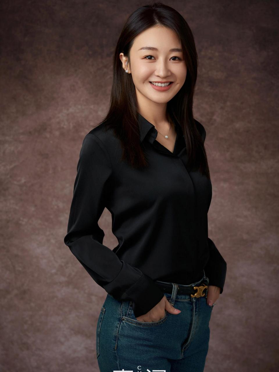 你的专属高级形象照已上线92 优雅的黑色衬衫,蓝色的牛仔裤 气质又