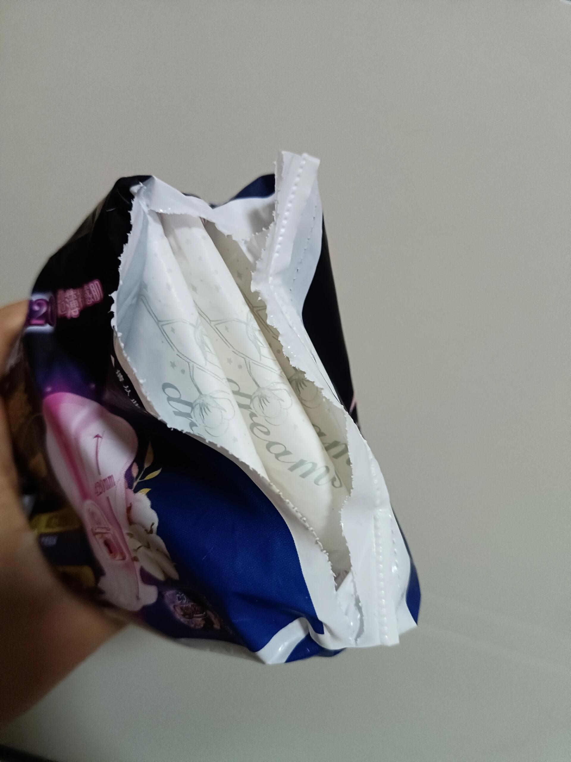 家人们谁懂啊 第一次用苏菲夜用款拆开包装就喜欢的不行, 我之前一直