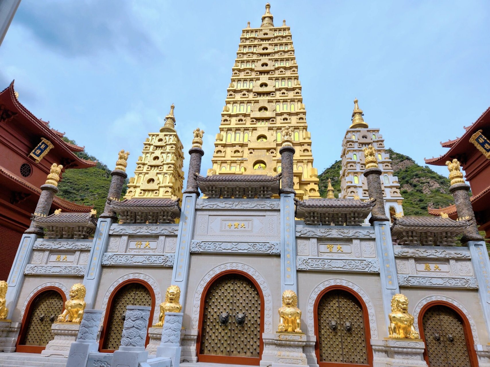 五台山之大宝寺 听说大宝寺不对外开放,我也是返回途中路过,就绕上去