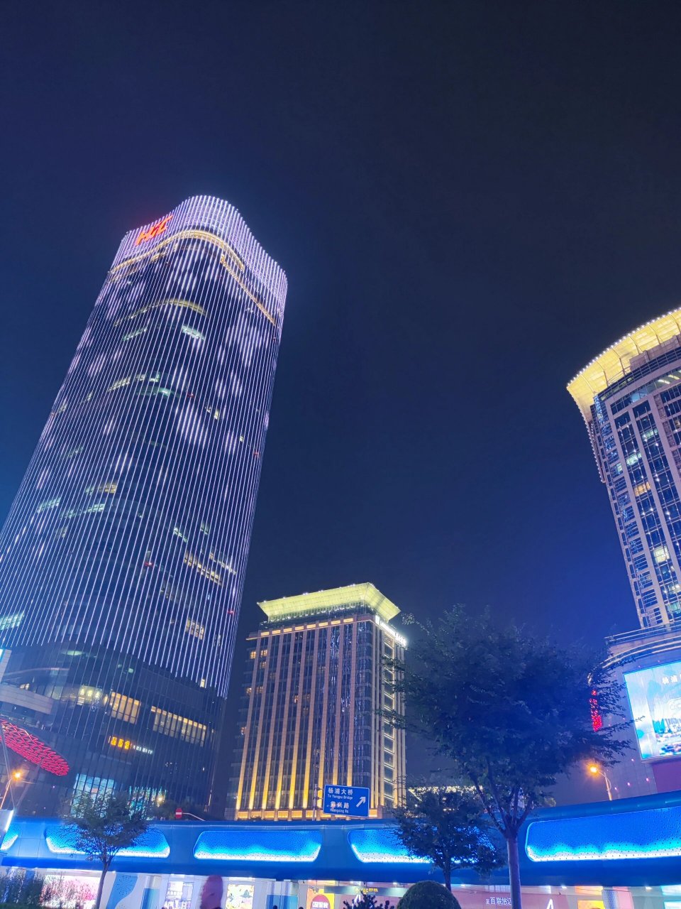 上海五角场的夜景像繁星 五角场的夜景真是令人沉醉,周边大楼的灯饰