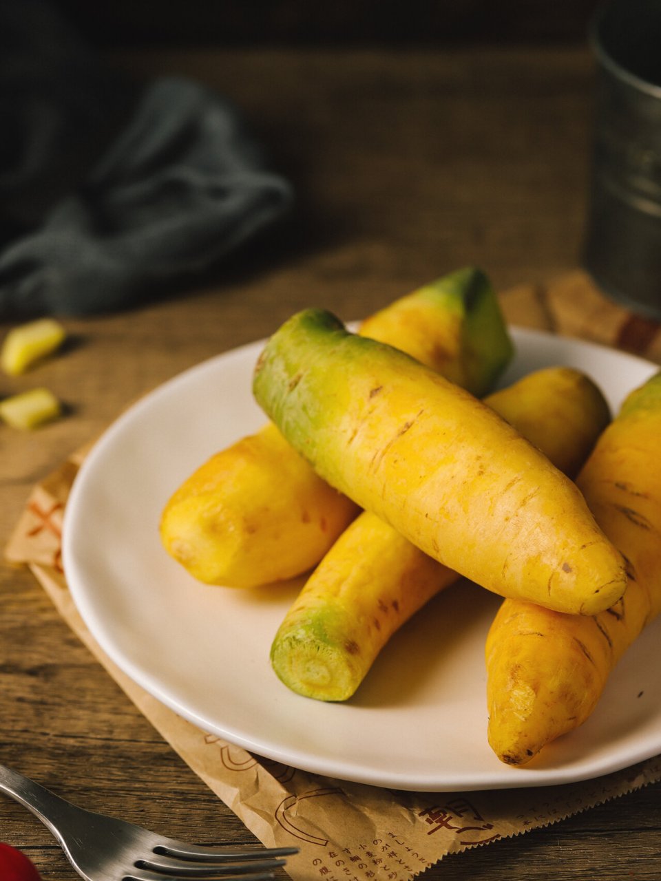 静物摄影|黄胡萝卜 爱人老家特有的黄色胡萝卜 从来没有见过,长得还挺