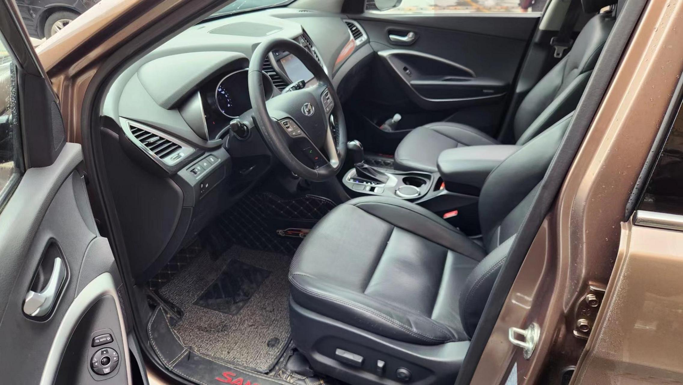 15年7月现代胜达 15款自动两驱智能型指导价23.98万 现在直接打骨折.