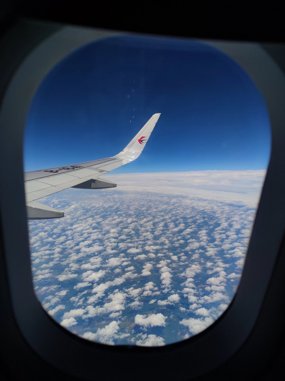 7615坐飞机千万别选靠窗位置 因为真的会被窗外的风景美到 在云层