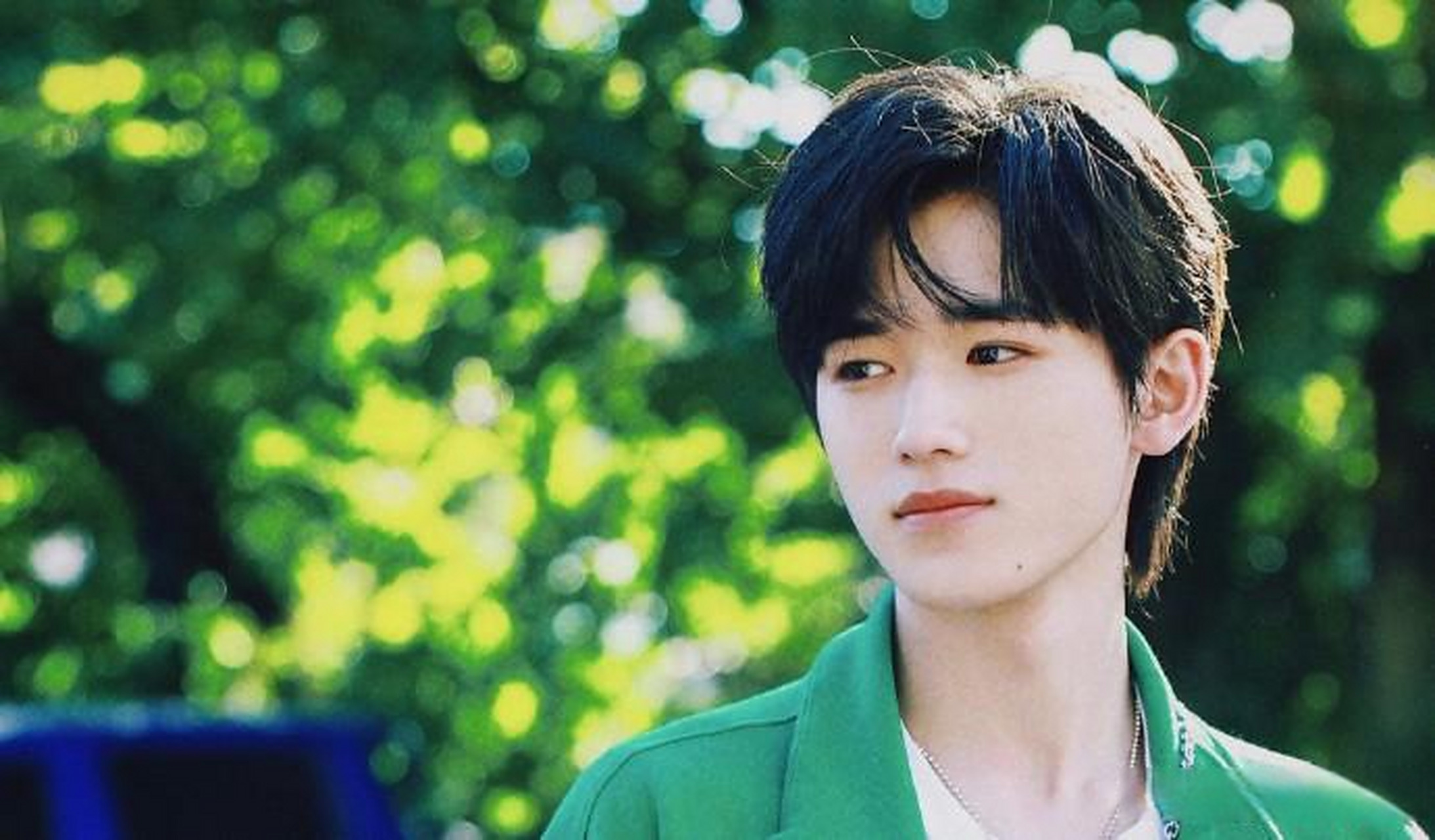 宋亚轩|深绿色运动装,和可爱的小狗玩耍,好帅啊,怎么拍怎么好看!