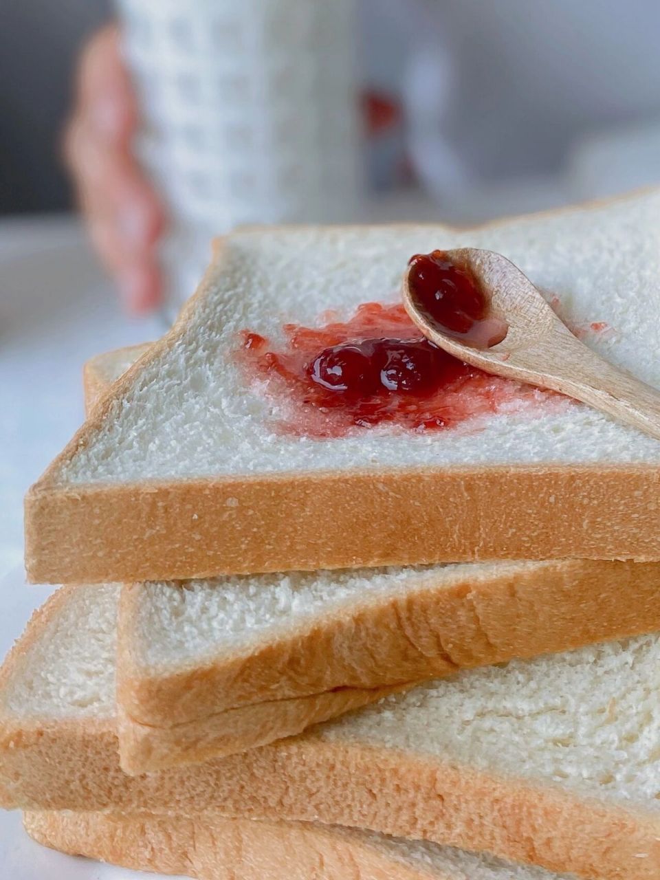 草莓酱配吐司 早餐不知道吃什么,就吃草莓酱和吐司吧.