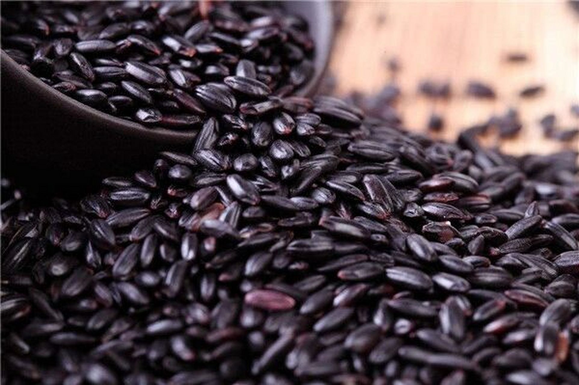 黑米的功效和营养价值 黑米也称作黑粳米,乌米,属于糯米的一种,含有