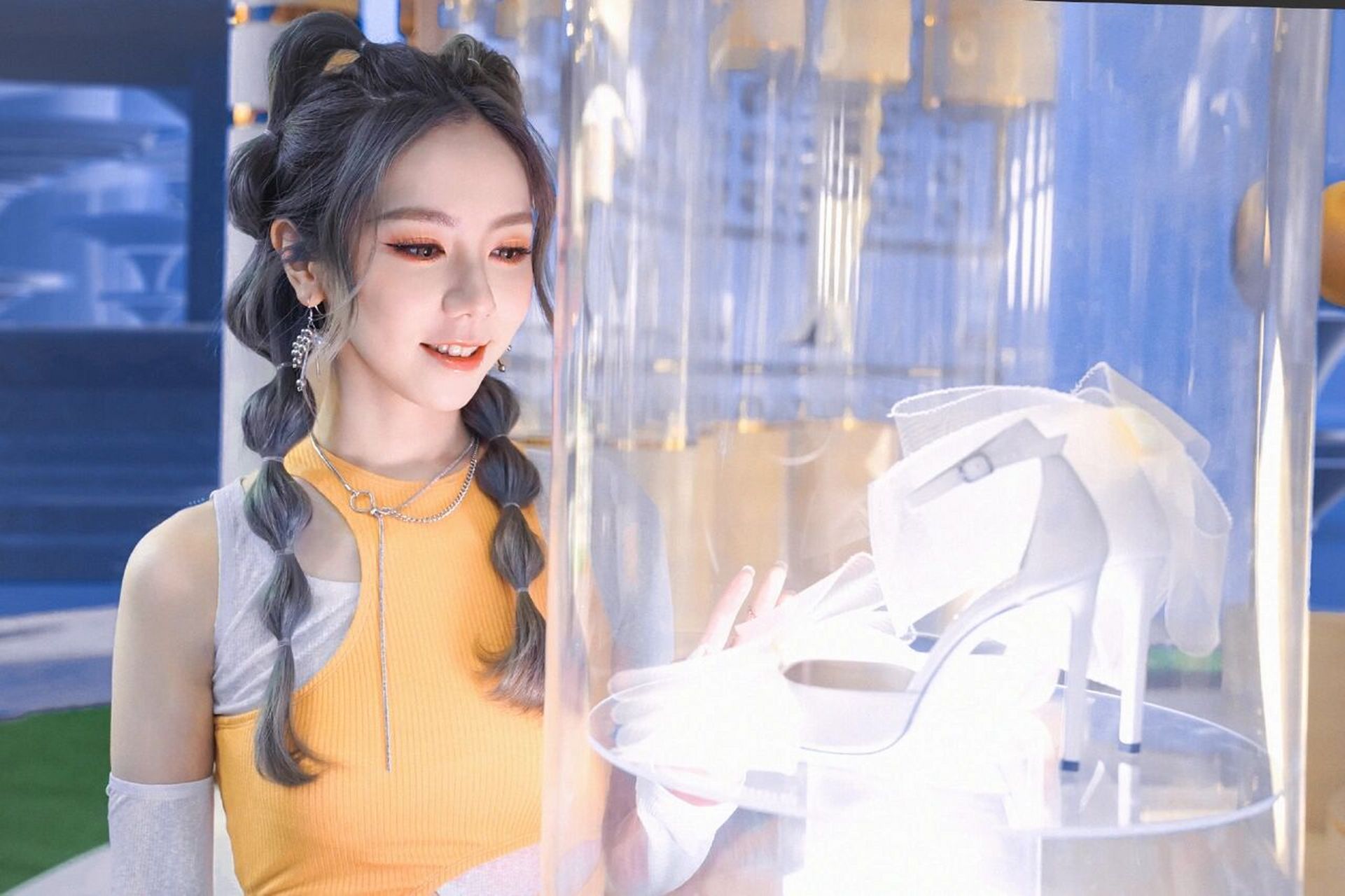 高清图片邓紫棋来啦 开朗活泼可爱