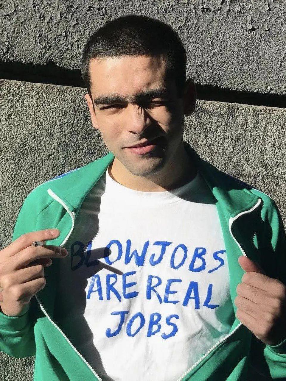 奥马尔·阿尤索(omar ayuso)的t恤上写道:blowjobs are real jobs.