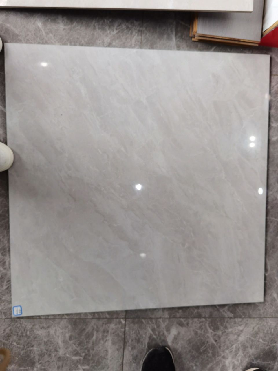 求瓷砖颜色到底选米黄还是浅灰 今天去看了瓷砖,设计师选浅灰,我第一