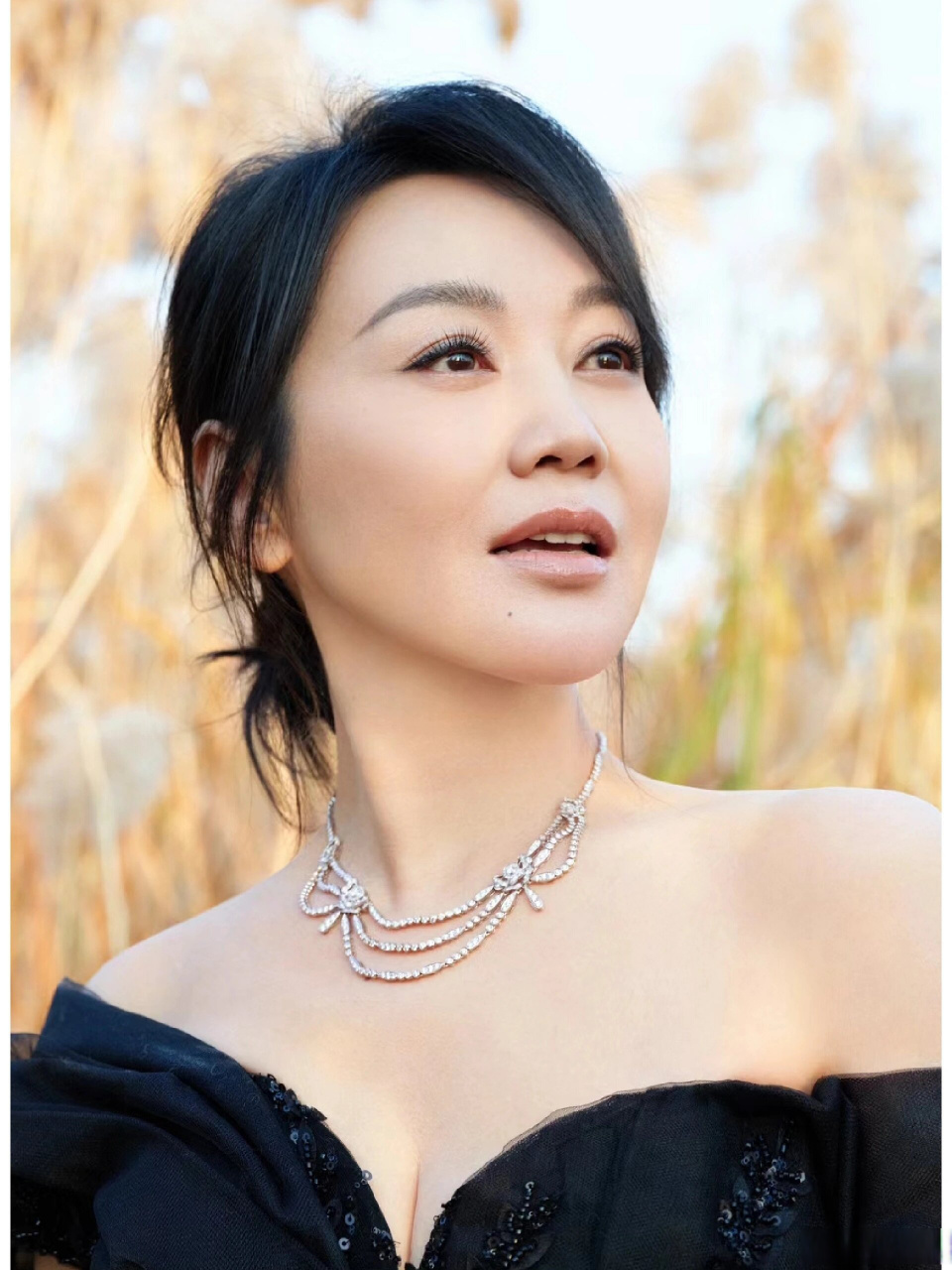 不需要装嫩还极其娇俏,特别适合年下的中年女演员,张嘉译说闫妮是他