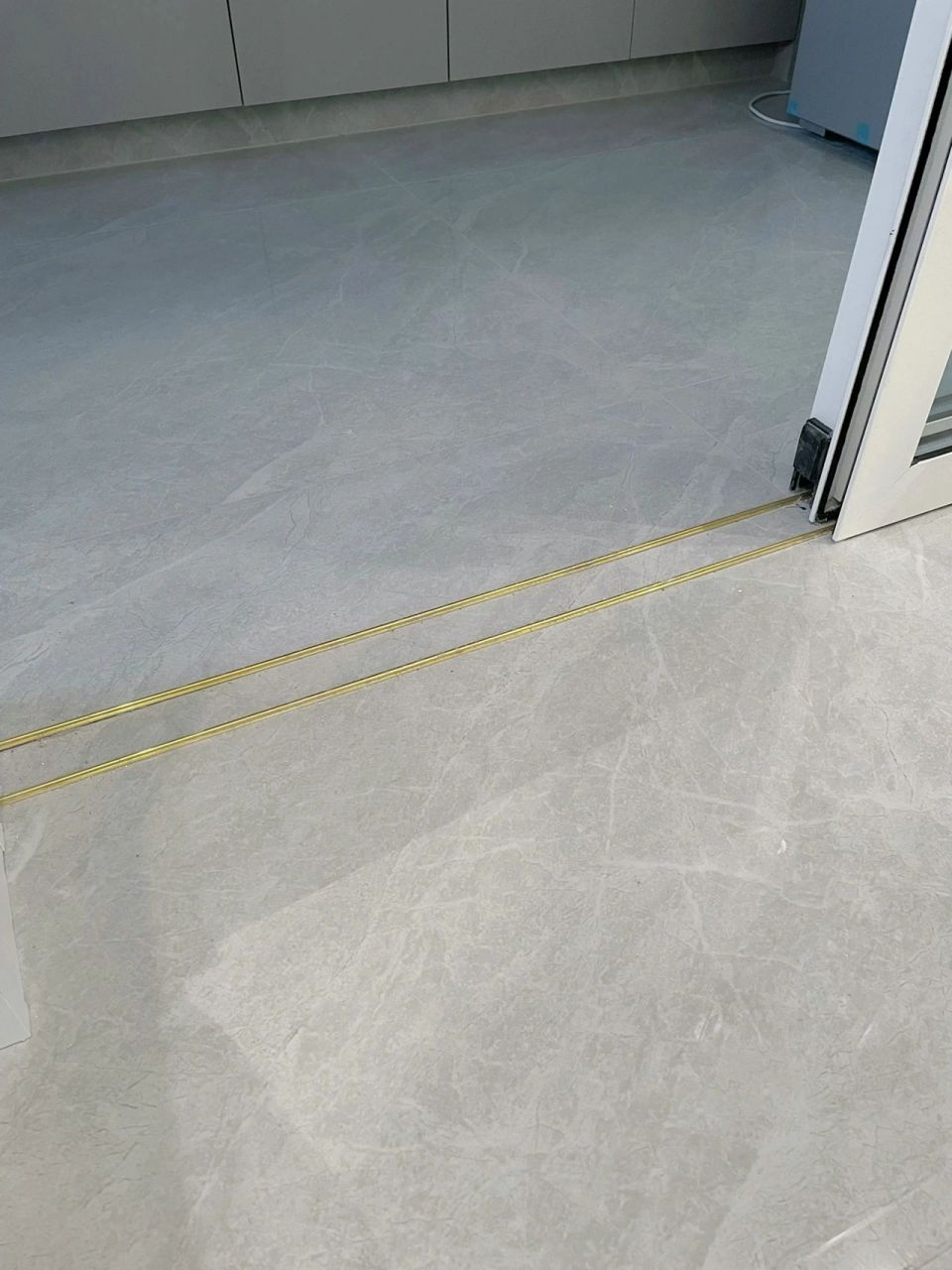 推拉门都去做铜条内嵌地轨6015 推拉门一般有两种形式: 8715