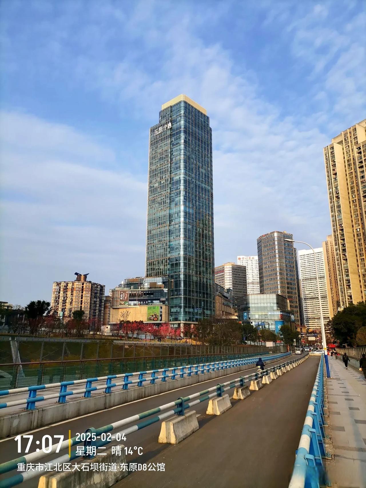 在香港大部分人其实买得起车但最终却用不起车