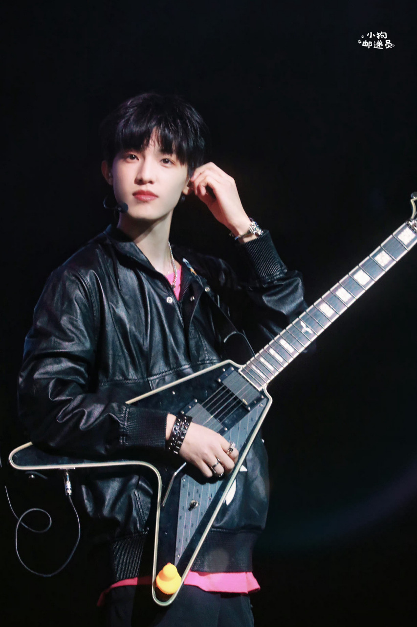 张泽禹弹电吉他真的 别太帅!