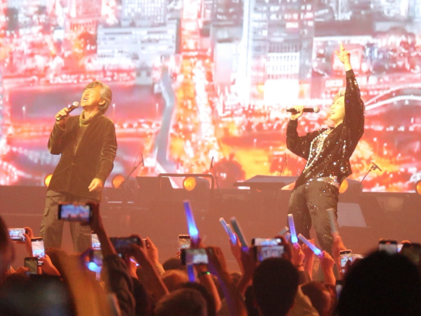 两位尊老加起来136岁 在舞台上唱蹦依然 看来音乐是冻龄的秘笈呀!