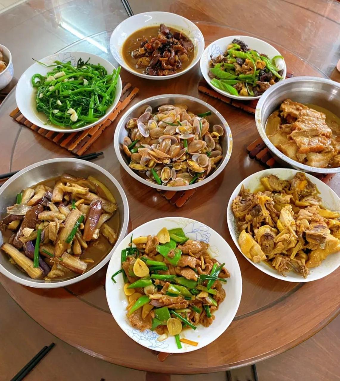 图二,浙江家庭聚餐. 图三,广西家庭聚餐.