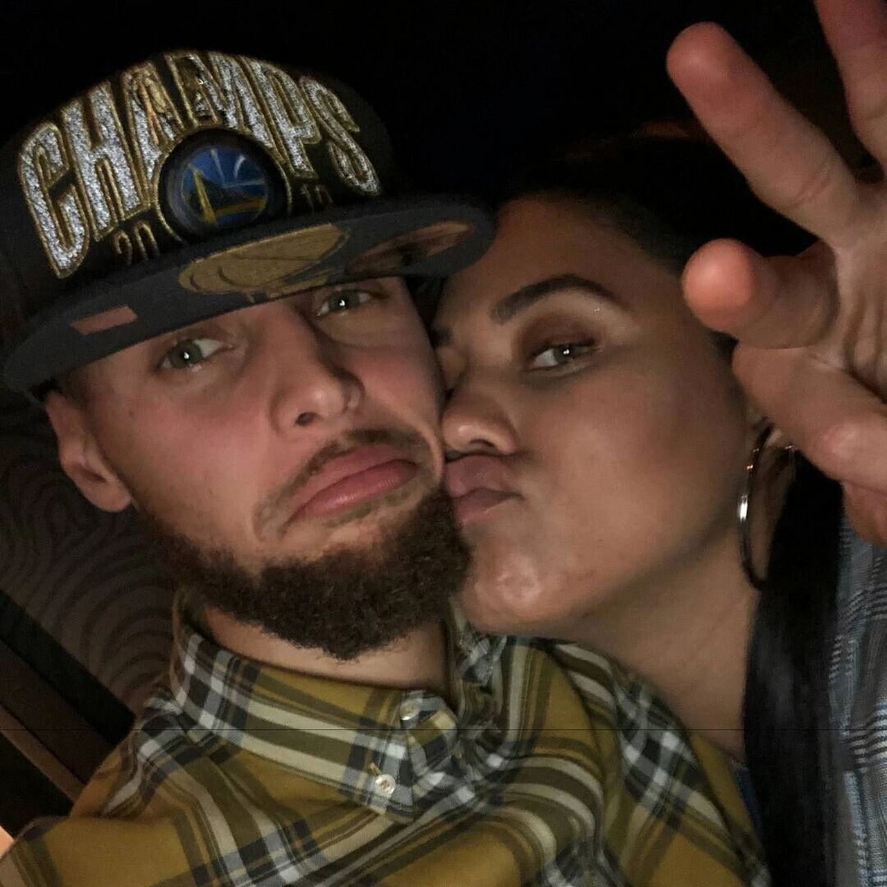 库里高清头像③ 记得库里说过:"既然遇到了对的人,又何必再浪费时间"