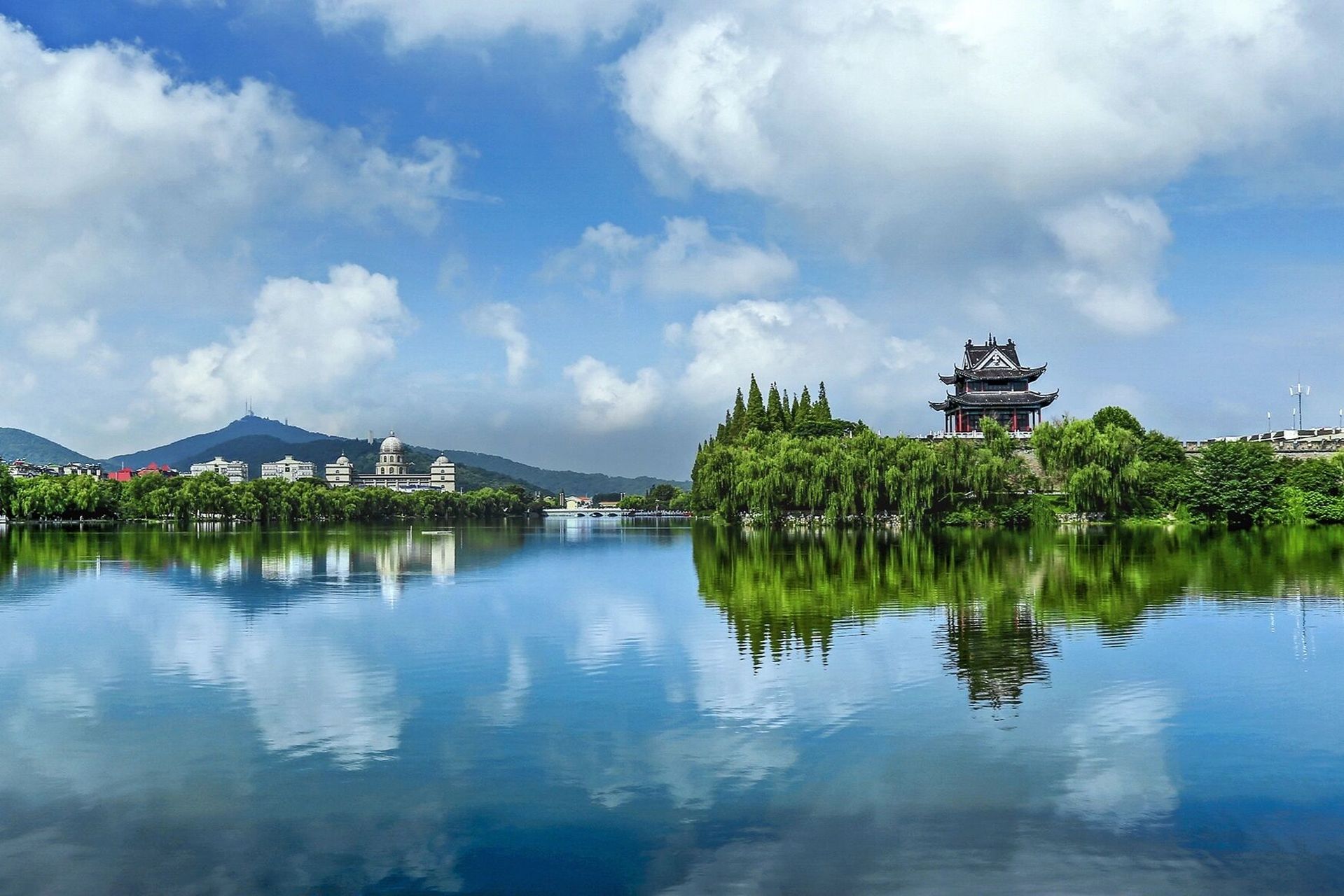 襄阳古城之金庸渡过护城河 -- 襄阳城始建于汉朝,宋代加固墙砖 北依