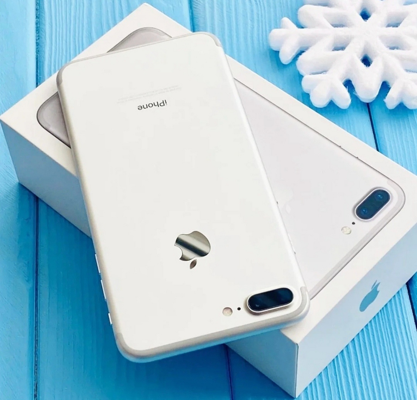 改用了玻璃面设计,支持无线充电,拥有苹果的a11处理器,内存为64gb128