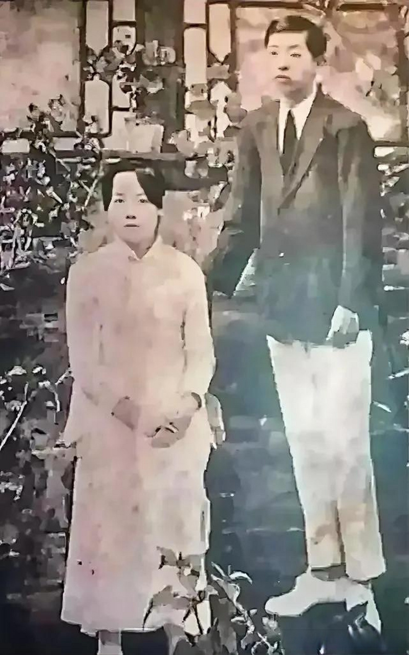 1916年8月,15周岁的张学良与18周岁的于凤至成婚,照片上看出张学良